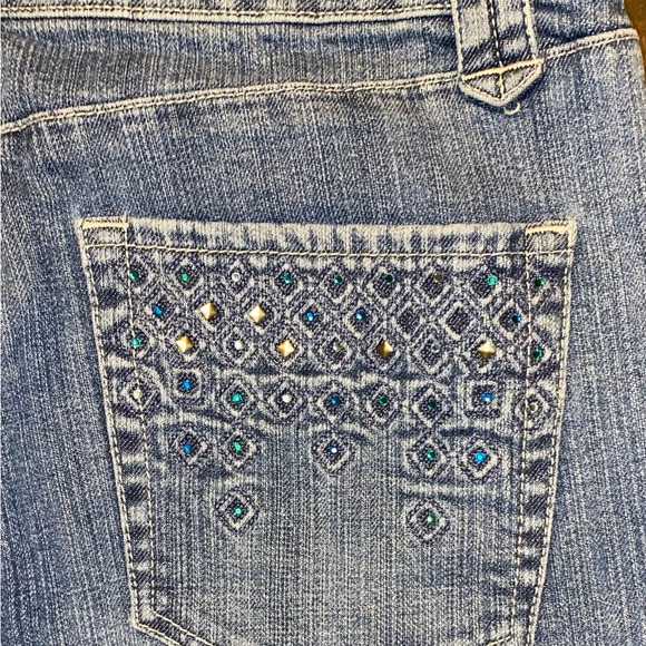 Chico’s Platinum Cropped Jeans with Embellished Pockets in Light-Wash - size 1.5 - Picture 6 of 7